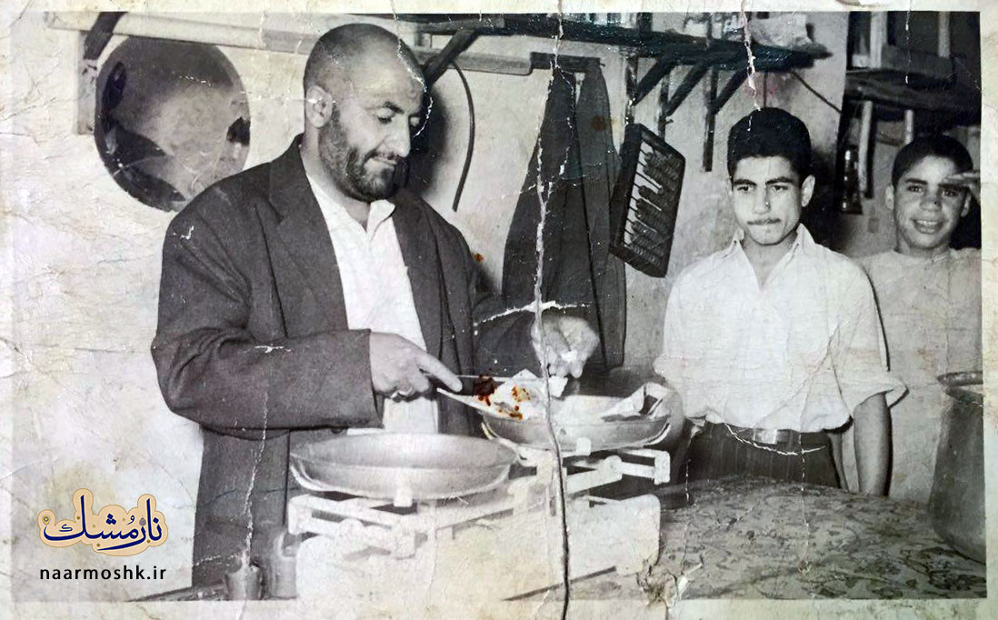 کربلائی سید حسن موسوی در دهه‌ی سی شمسی در حجره شخصی